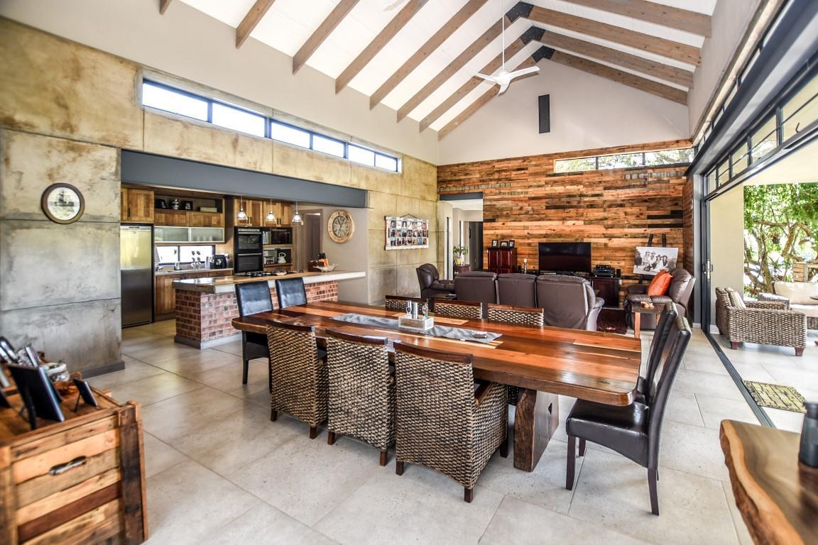 Beautiful property with two luxurious homes — photograph 3