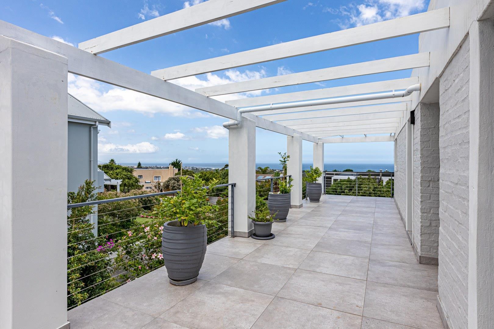 Architect Designed Coastal Home Offering Luxury, Comfort and Versatility — photograph 2