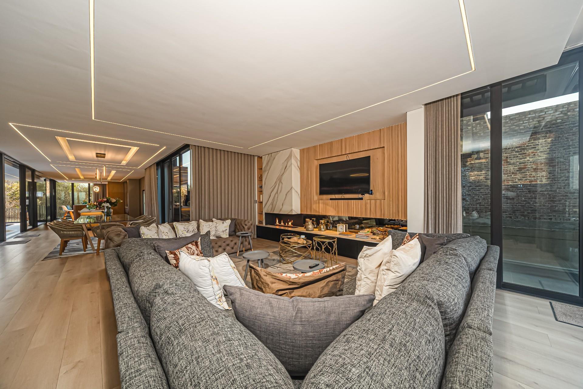 Stunning Opulent Residence — photograph 5