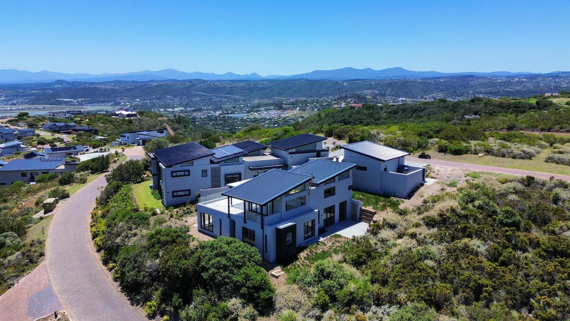 Elevated Contemporary Living with Panoramic Views — photograph 3